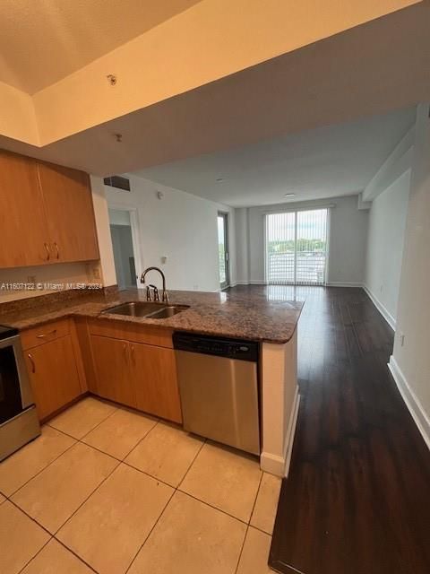 For Rent: $2,500 (2 beds, 2 baths, 1036 Square Feet)