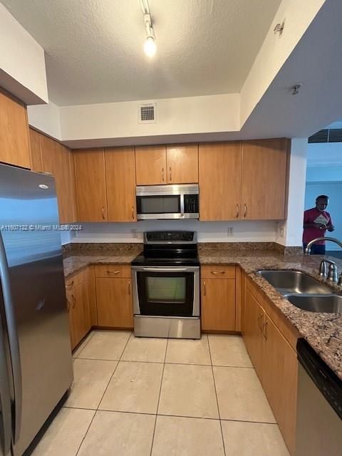 For Rent: $2,500 (2 beds, 2 baths, 1036 Square Feet)