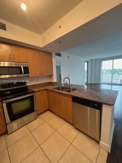 For Rent: $2,500 (2 beds, 2 baths, 1036 Square Feet)