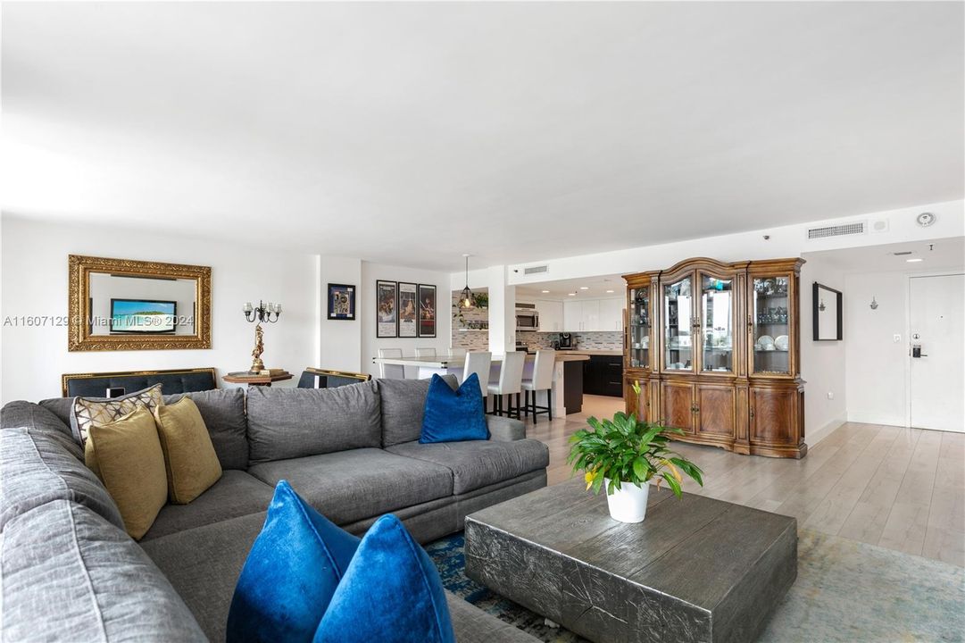 For Sale: $695,000 (2 beds, 2 baths, 1600 Square Feet)