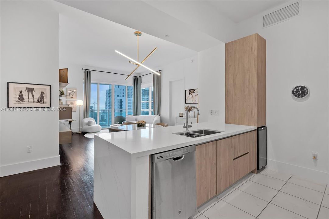 For Sale: $1,175,000 (2 beds, 2 baths, 1289 Square Feet)