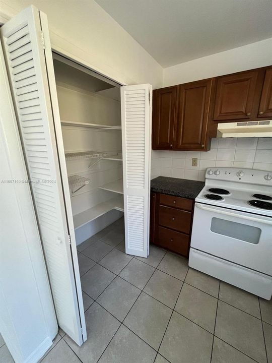 For Rent: $1,695 (1 beds, 1 baths, 562 Square Feet)