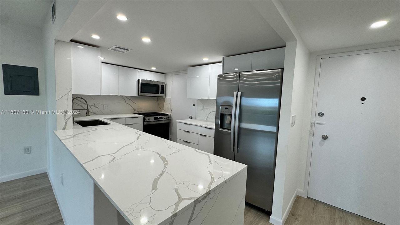 For Sale: $449,000 (2 beds, 2 baths, 1086 Square Feet)