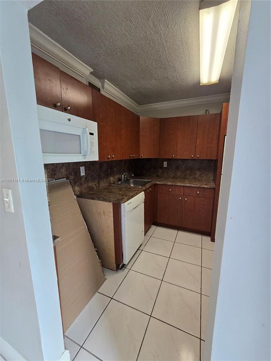 For Sale: $315,000 (2 beds, 2 baths, 990 Square Feet)
