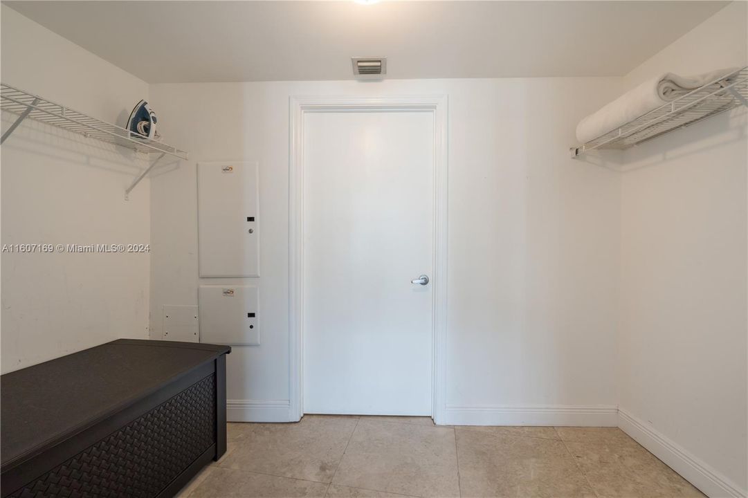 For Rent: $3,000 (1 beds, 1 baths, 825 Square Feet)