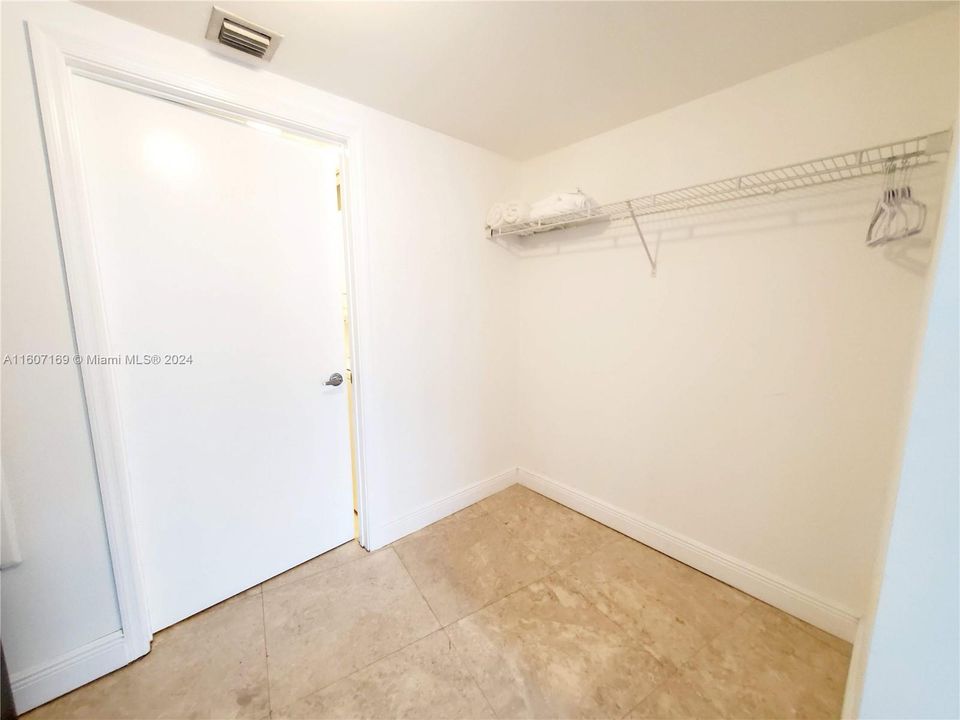 For Rent: $3,000 (1 beds, 1 baths, 825 Square Feet)