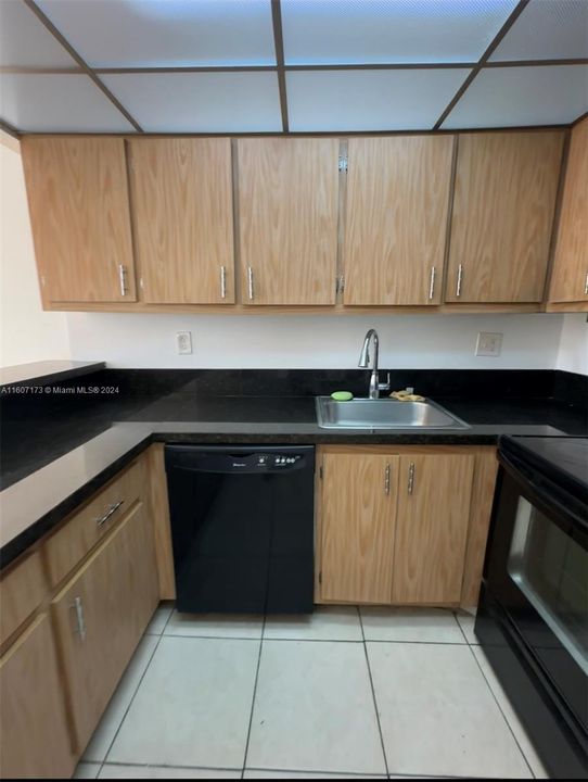 For Rent: $2,300 (2 beds, 2 baths, 884 Square Feet)