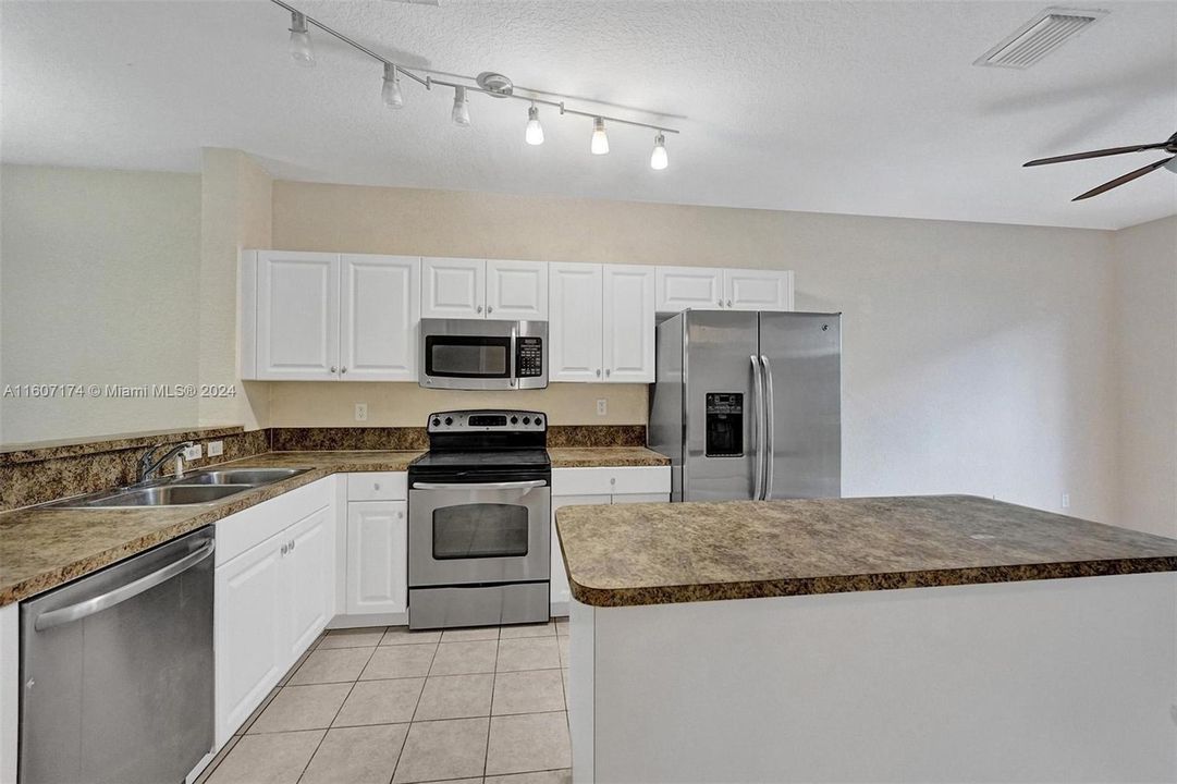 For Rent: $2,350 (3 beds, 2 baths, 1318 Square Feet)