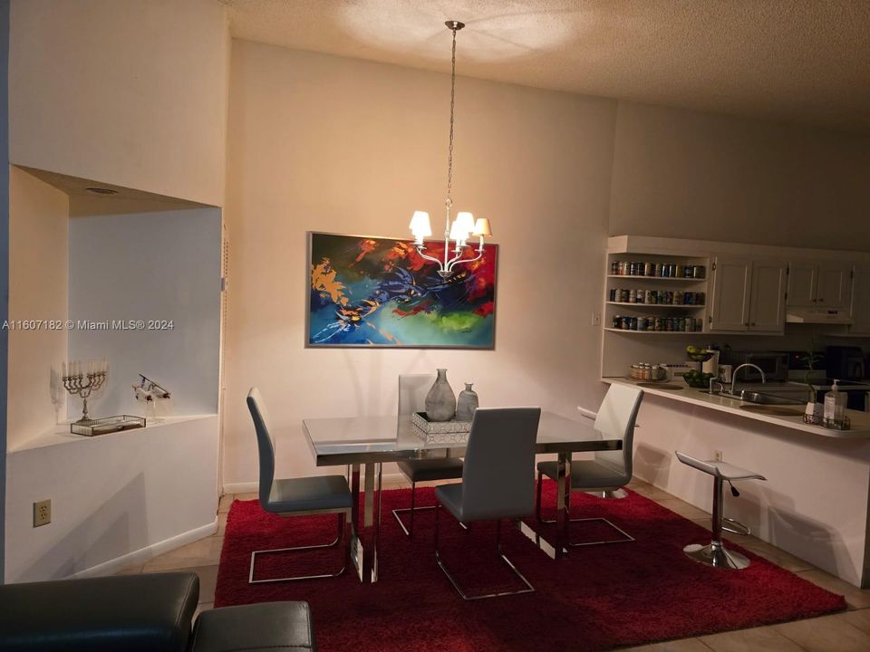 For Rent: $2,600 (2 beds, 2 baths, 926 Square Feet)