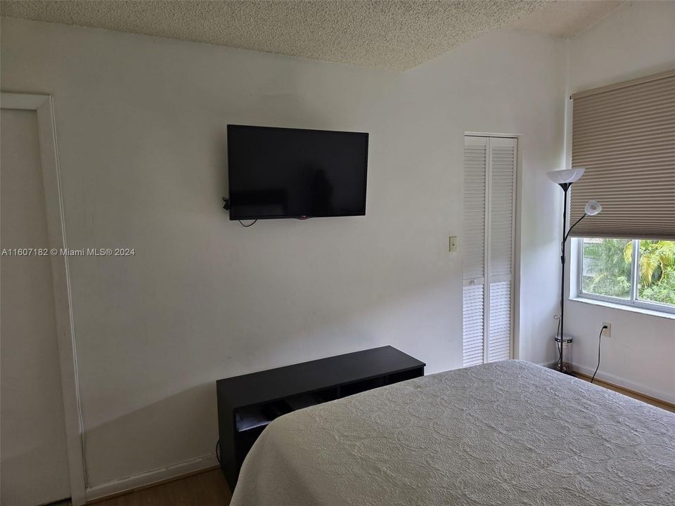 For Rent: $2,600 (2 beds, 2 baths, 926 Square Feet)