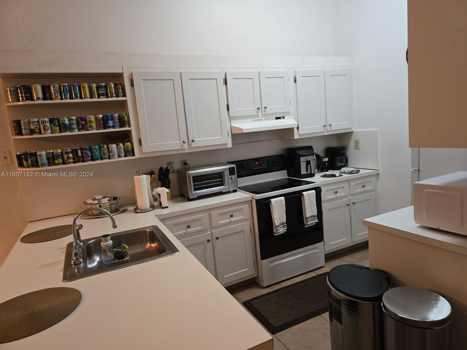 For Rent: $2,600 (2 beds, 2 baths, 926 Square Feet)