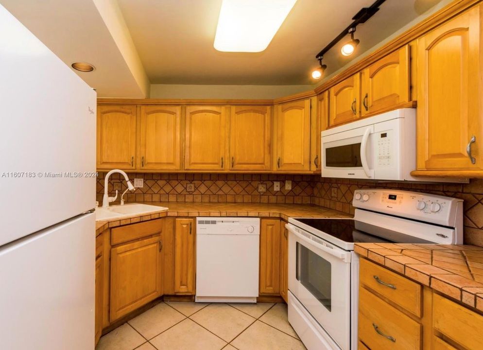 For Rent: $2,500 (2 beds, 2 baths, 1020 Square Feet)