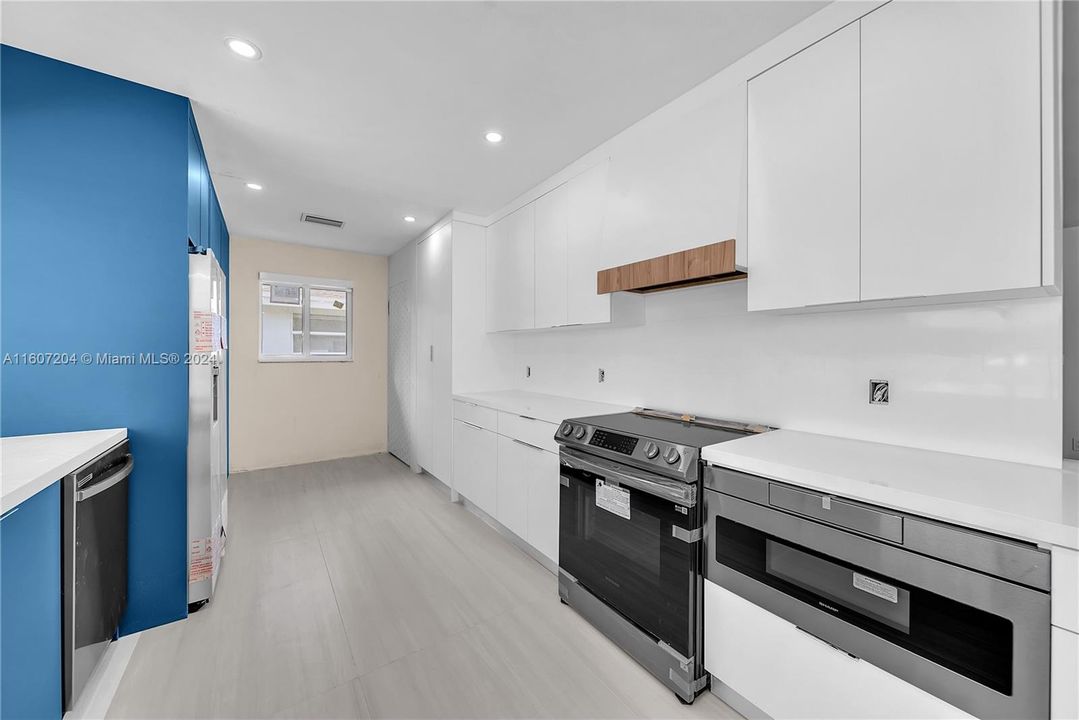 Active With Contract: $6,400 (3 beds, 2 baths, 1894 Square Feet)