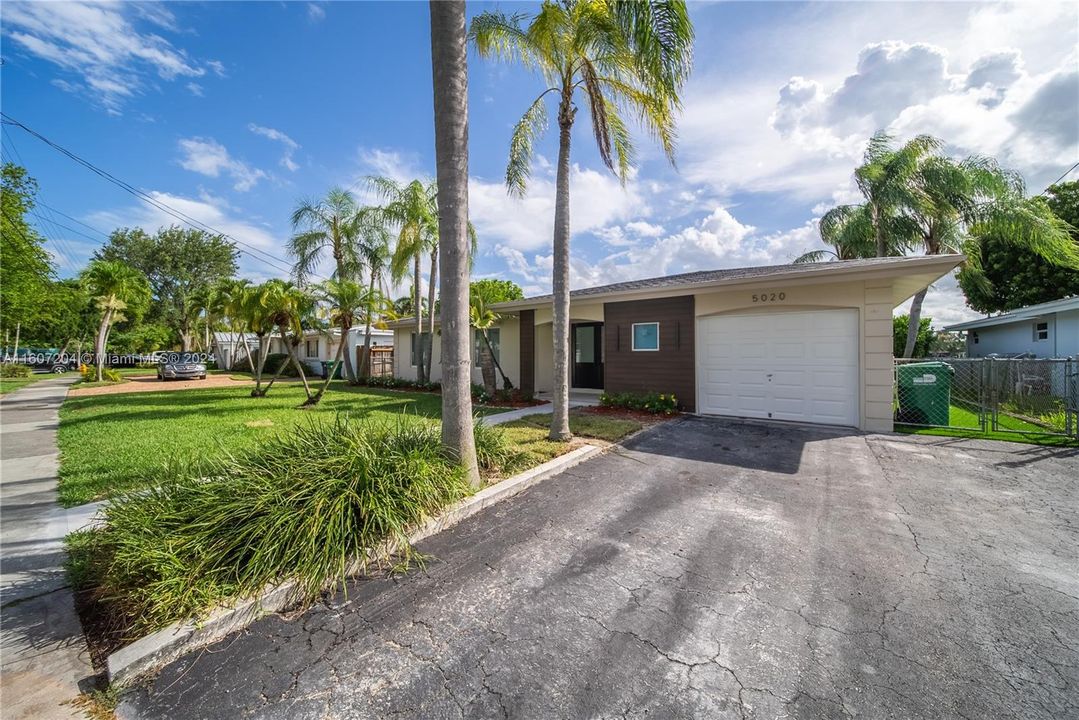 Active With Contract: $6,400 (3 beds, 2 baths, 1894 Square Feet)