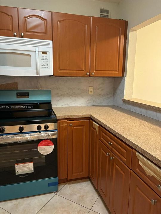 For Rent: $2,200 (2 beds, 2 baths, 870 Square Feet)