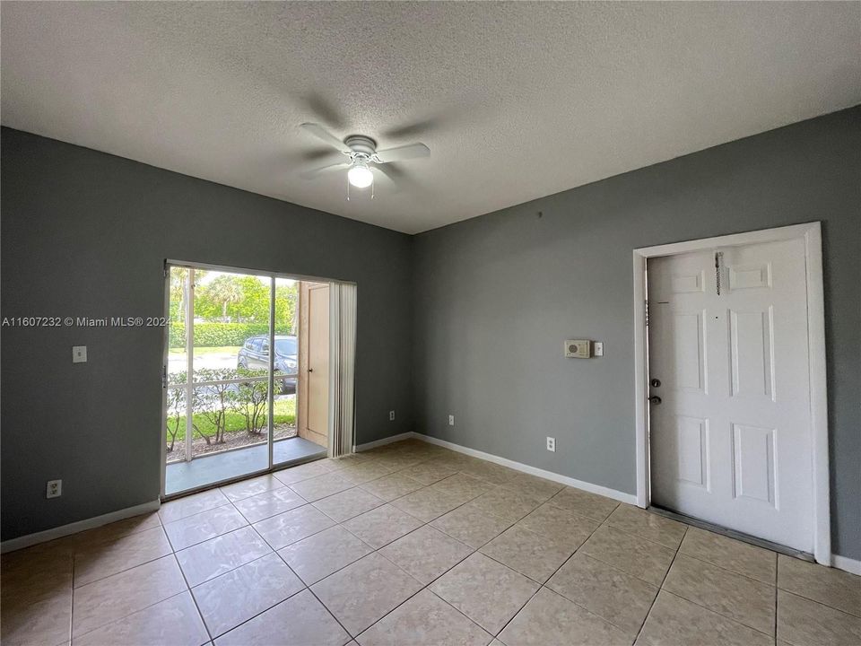 For Rent: $2,100 (2 beds, 2 baths, 807 Square Feet)