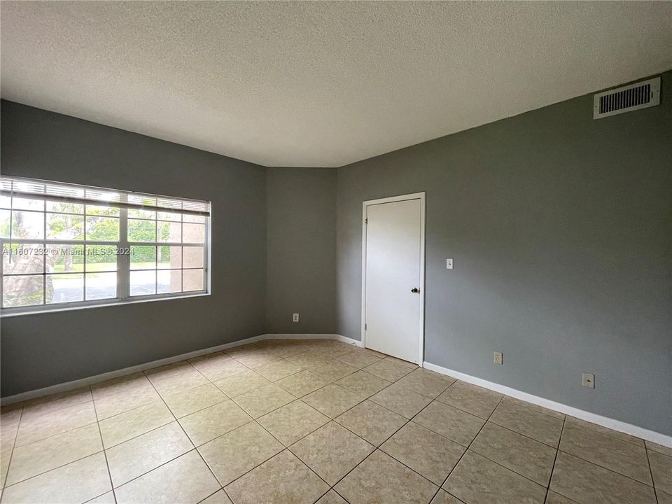 Active With Contract: $2,000 (2 beds, 2 baths, 807 Square Feet)