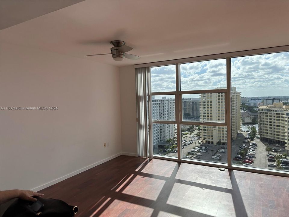 For Sale: $620,000 (1 beds, 1 baths, 871 Square Feet)