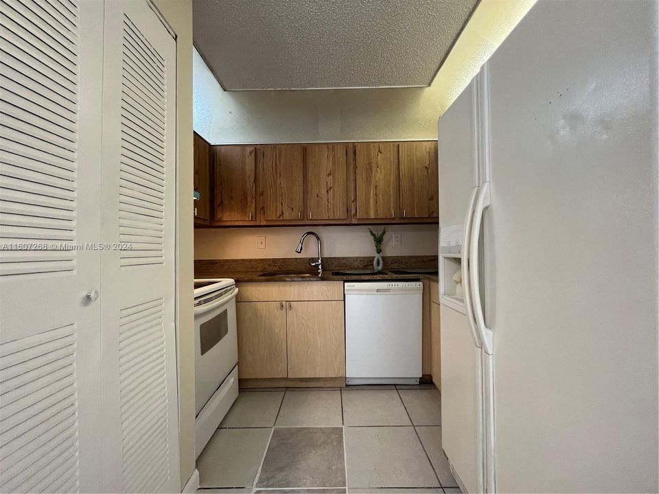 For Rent: $1,800 (2 beds, 2 baths, 800 Square Feet)