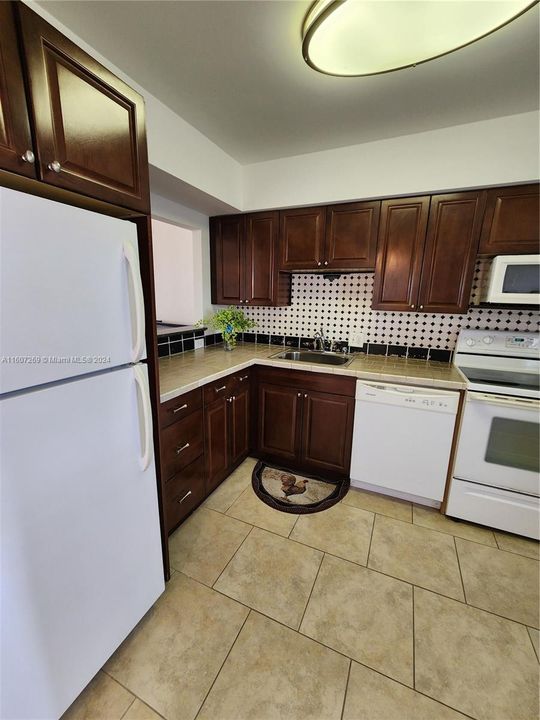 For Rent: $2,000 (1 beds, 1 baths, 900 Square Feet)