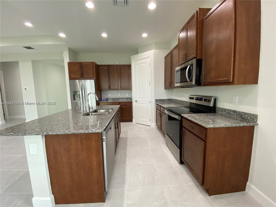 For Rent: $3,600 (3 beds, 2 baths, 2322 Square Feet)