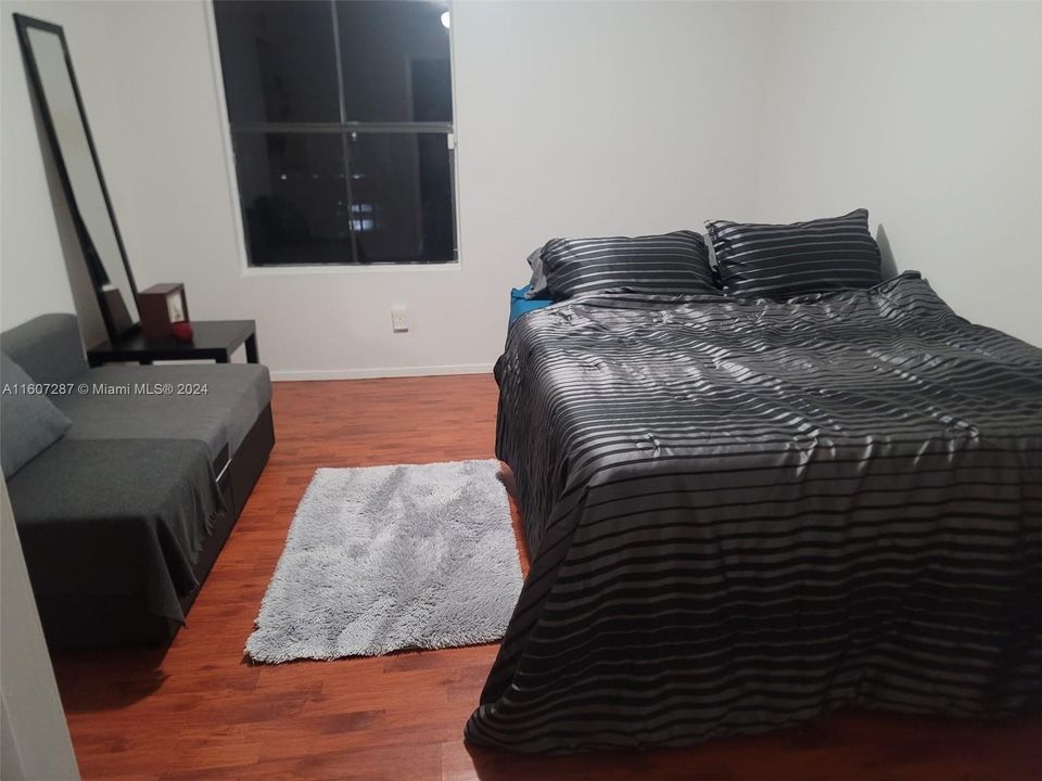 Activo con contrato: $1,900 (1 camas, 1 baños, 820 Pies cuadrados)