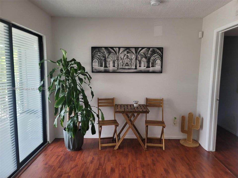 Active With Contract: $1,900 (1 beds, 1 baths, 820 Square Feet)