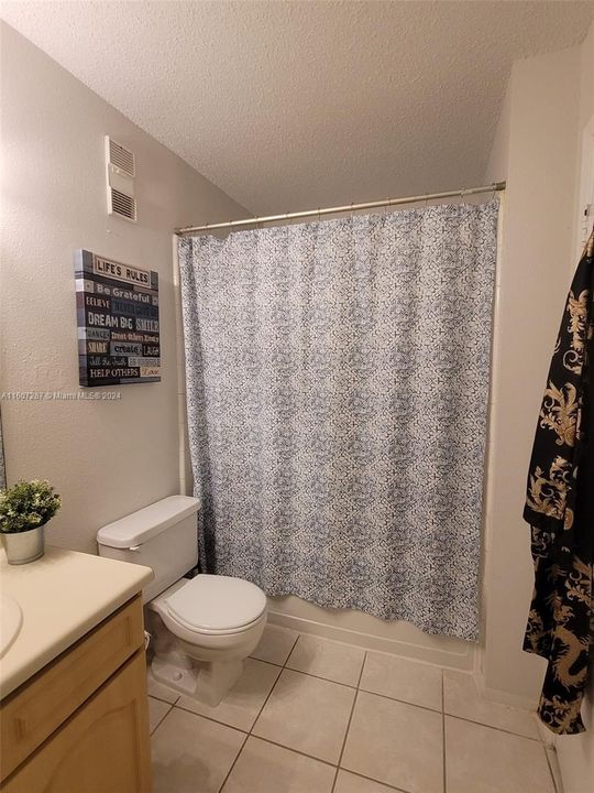 Active With Contract: $1,900 (1 beds, 1 baths, 820 Square Feet)