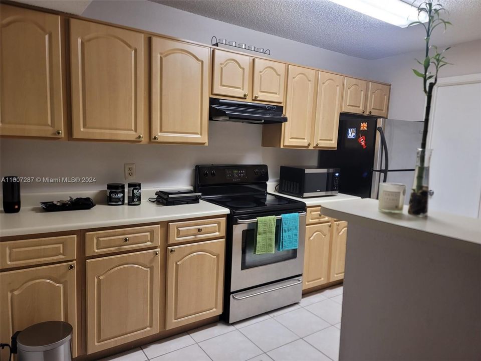 Active With Contract: $1,900 (1 beds, 1 baths, 820 Square Feet)