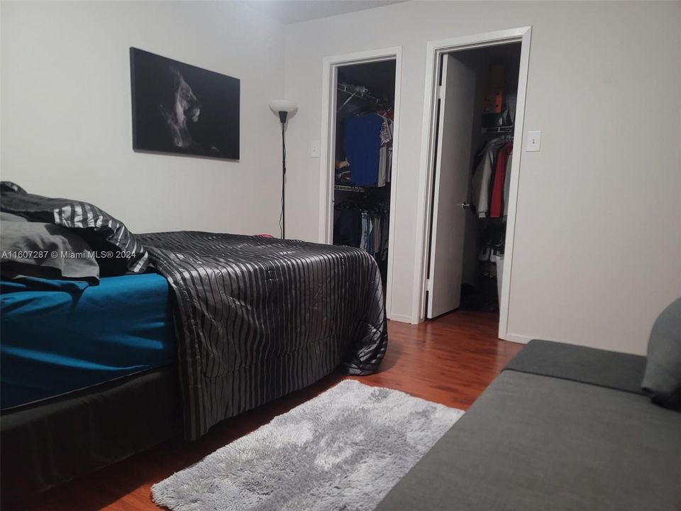 Active With Contract: $1,900 (1 beds, 1 baths, 820 Square Feet)