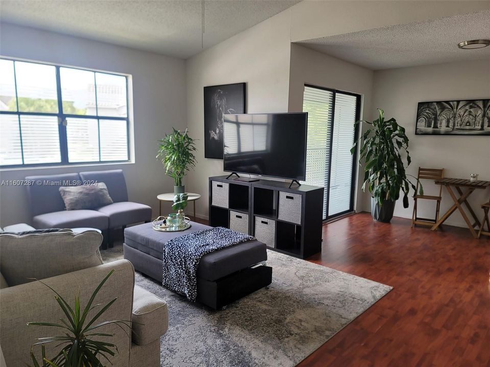 Active With Contract: $1,900 (1 beds, 1 baths, 820 Square Feet)