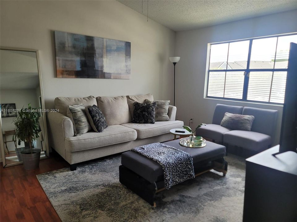 Active With Contract: $1,900 (1 beds, 1 baths, 820 Square Feet)