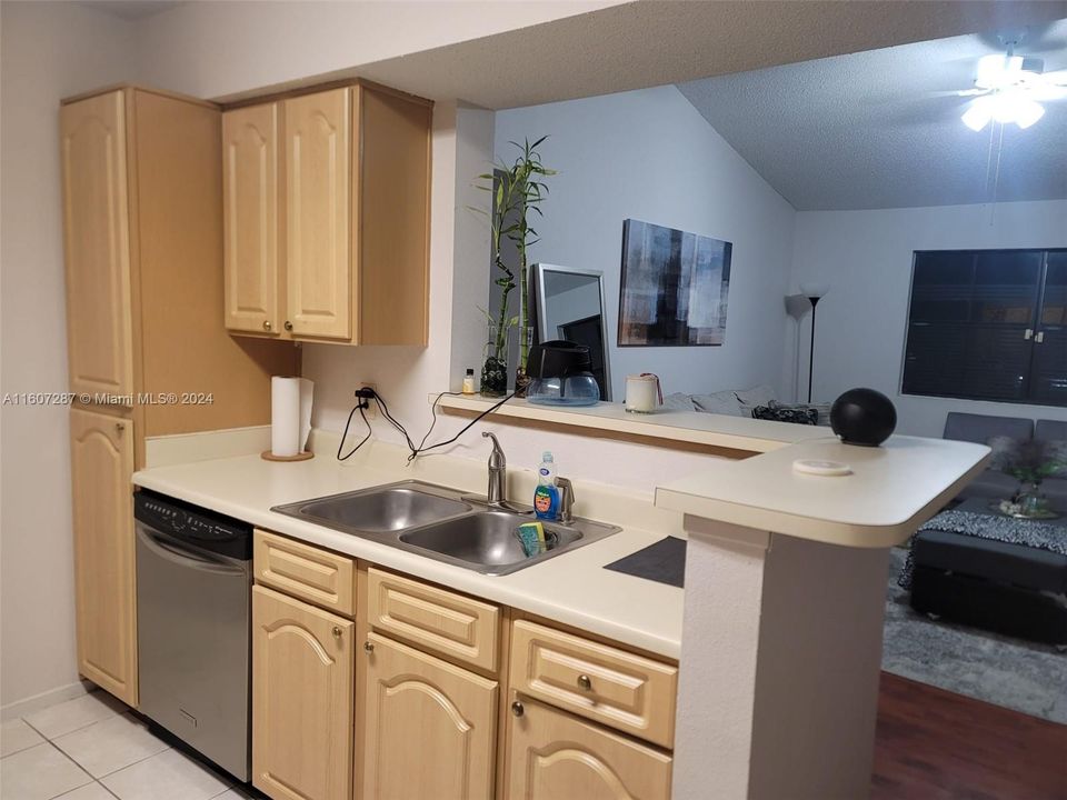 Active With Contract: $1,900 (1 beds, 1 baths, 820 Square Feet)