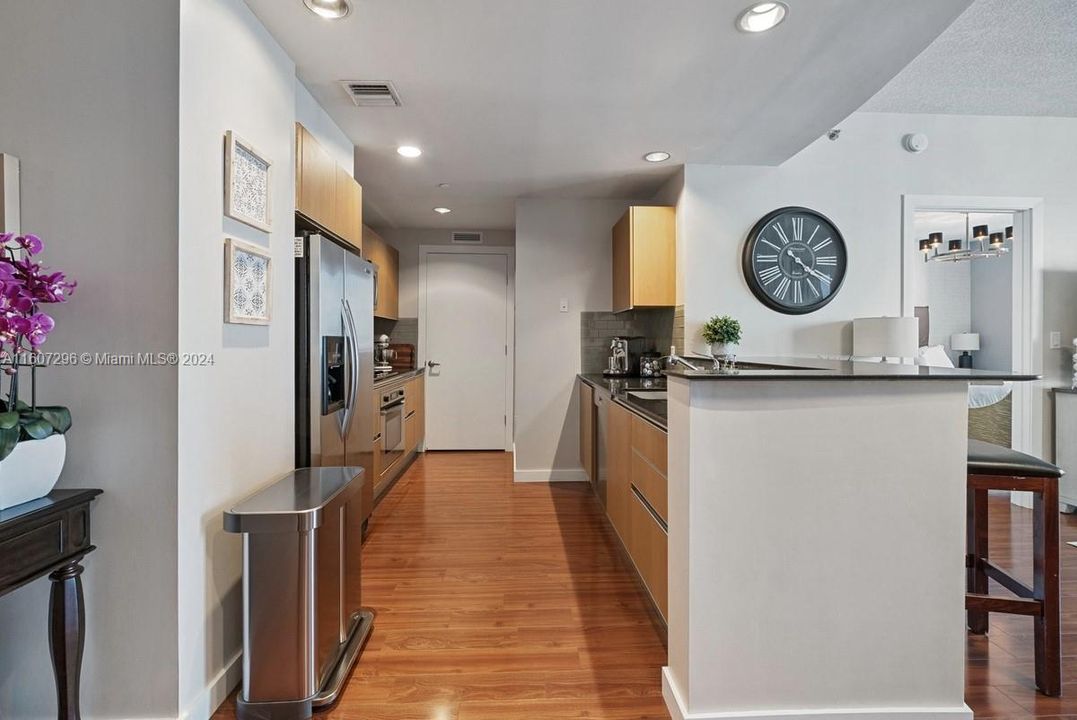 For Sale: $499,900 (1 beds, 1 baths, 963 Square Feet)