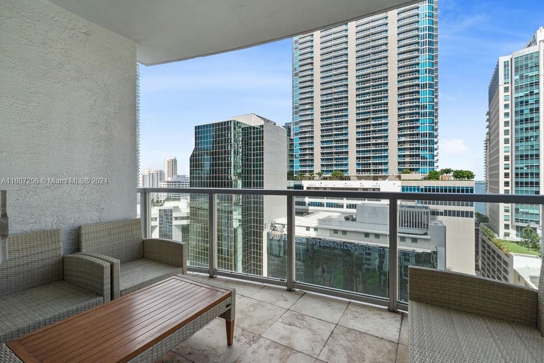 For Sale: $499,900 (1 beds, 1 baths, 963 Square Feet)