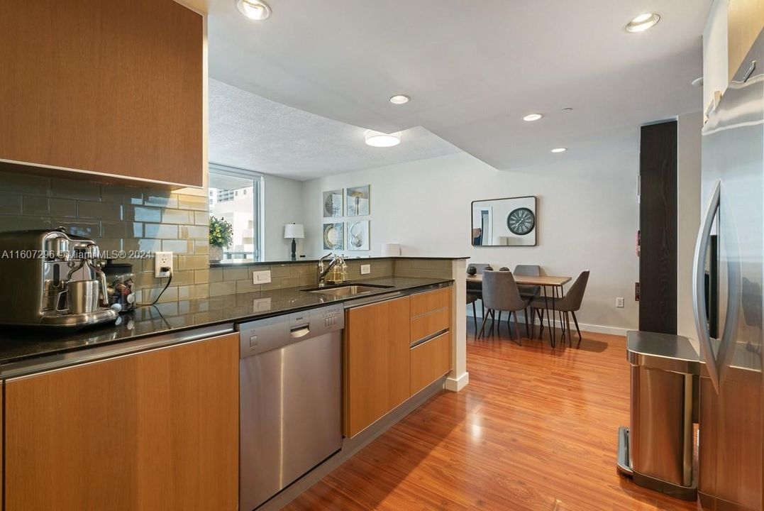 For Sale: $499,900 (1 beds, 1 baths, 963 Square Feet)