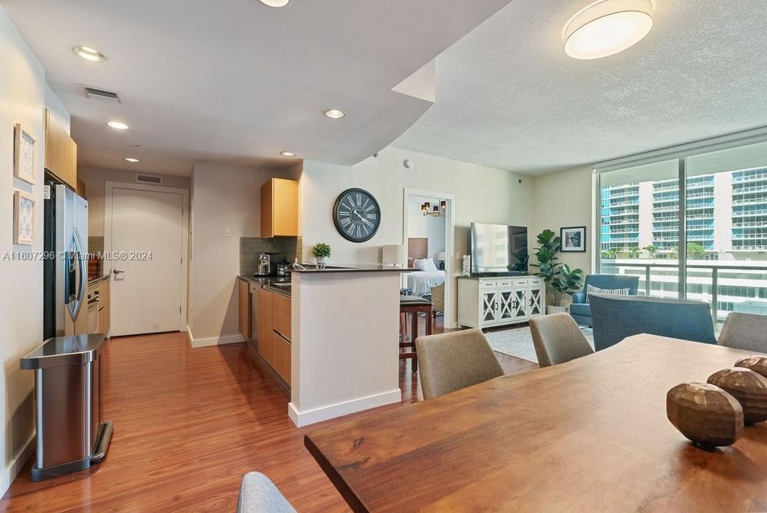 For Sale: $499,900 (1 beds, 1 baths, 963 Square Feet)