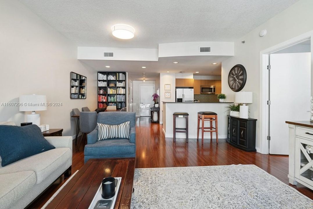 For Sale: $499,900 (1 beds, 1 baths, 963 Square Feet)