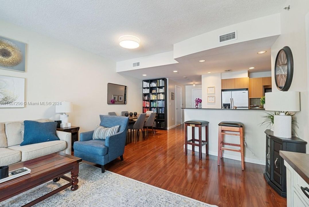 For Sale: $499,900 (1 beds, 1 baths, 963 Square Feet)