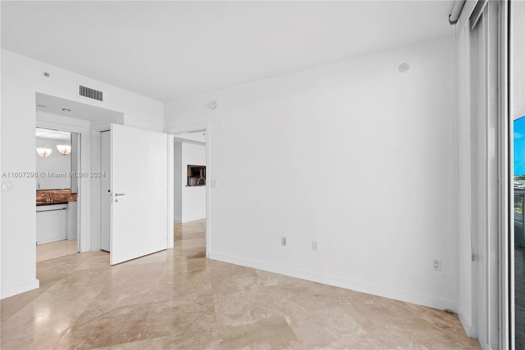 Recently Rented: $4,800 (1 beds, 1 baths, 777 Square Feet)