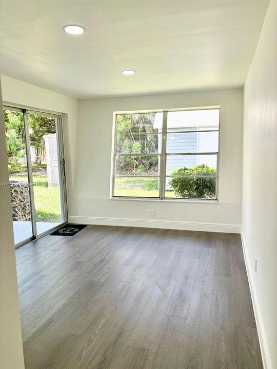 Active With Contract: $3,100 (4 beds, 2 baths, 1373 Square Feet)