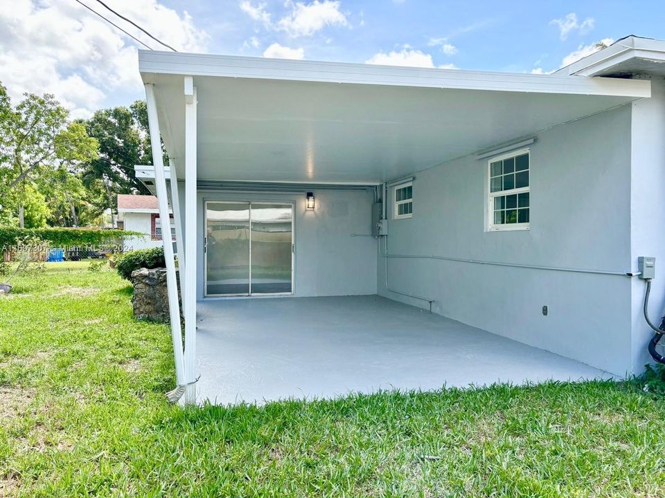 Active With Contract: $3,100 (4 beds, 2 baths, 1373 Square Feet)