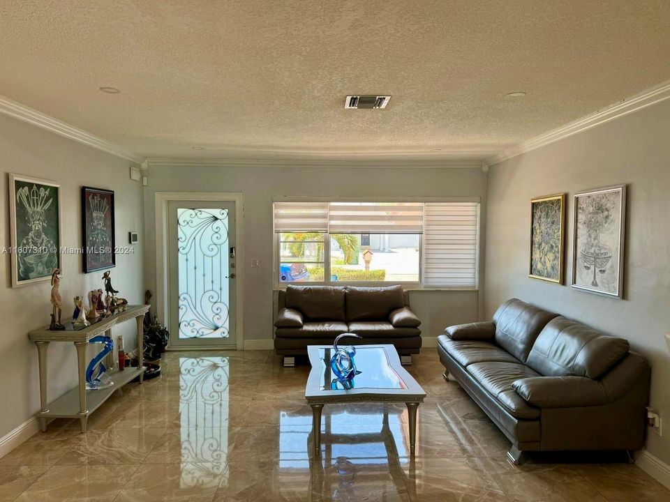 En Venta: $925,000 (6 camas, 3 baños, 2224 Pies cuadrados)