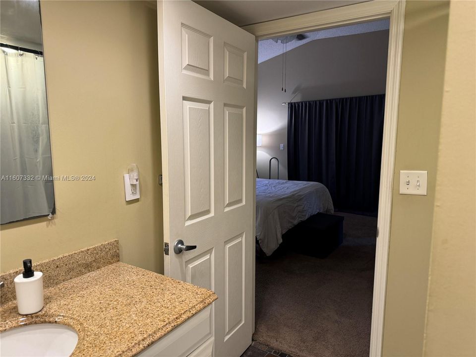 For Sale: $187,000 (1 beds, 1 baths, 632 Square Feet)