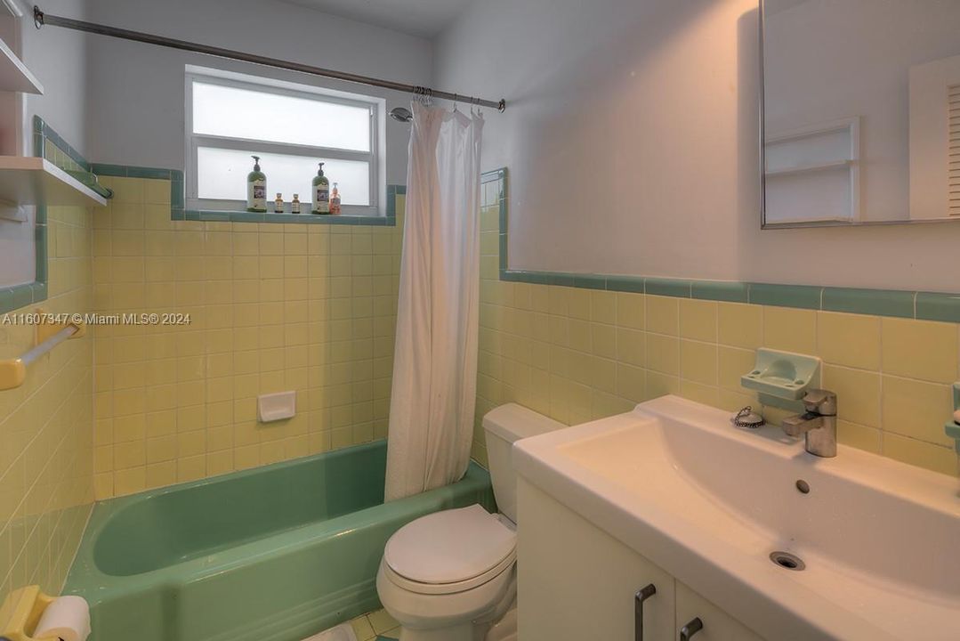 For Sale: $400,000 (1 beds, 1 baths, 660 Square Feet)