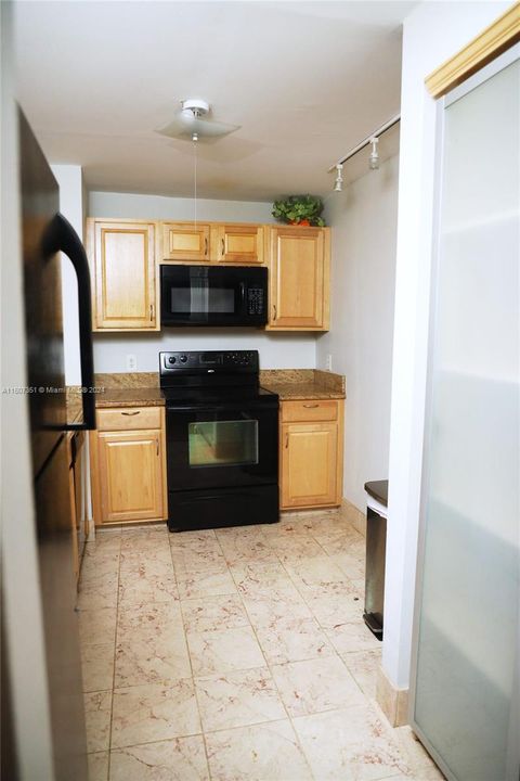 For Rent: $2,500 (2 beds, 2 baths, 1170 Square Feet)