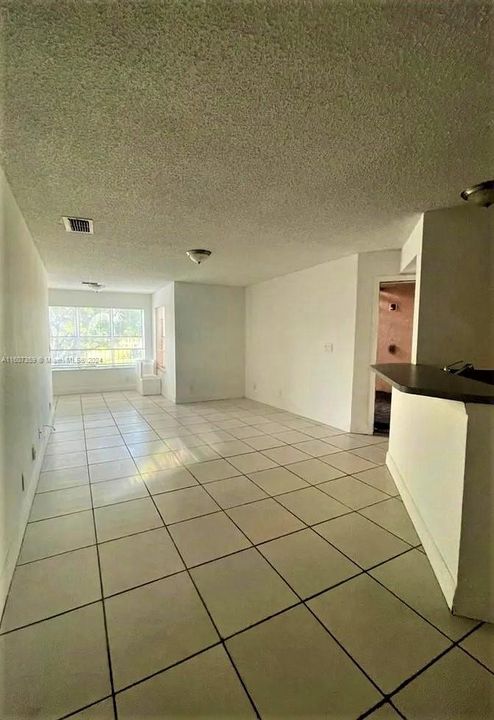 For Rent: $1,900 (2 beds, 1 baths, 912 Square Feet)