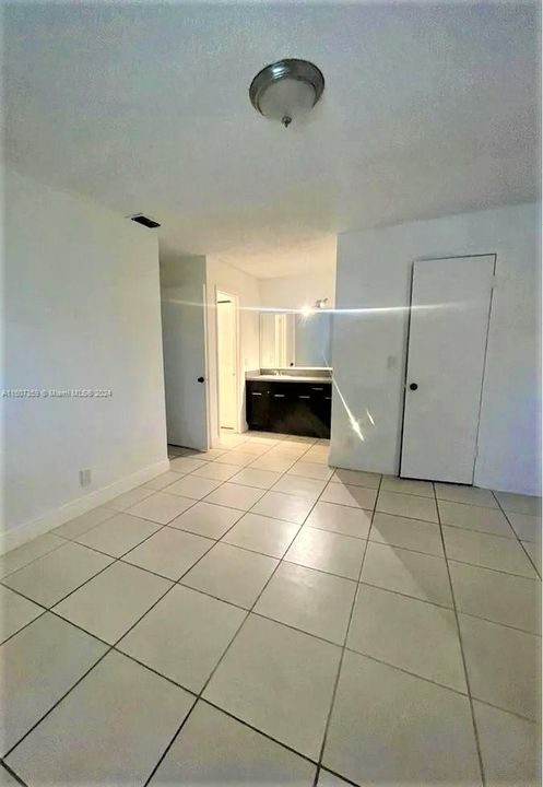 For Rent: $1,900 (2 beds, 1 baths, 912 Square Feet)