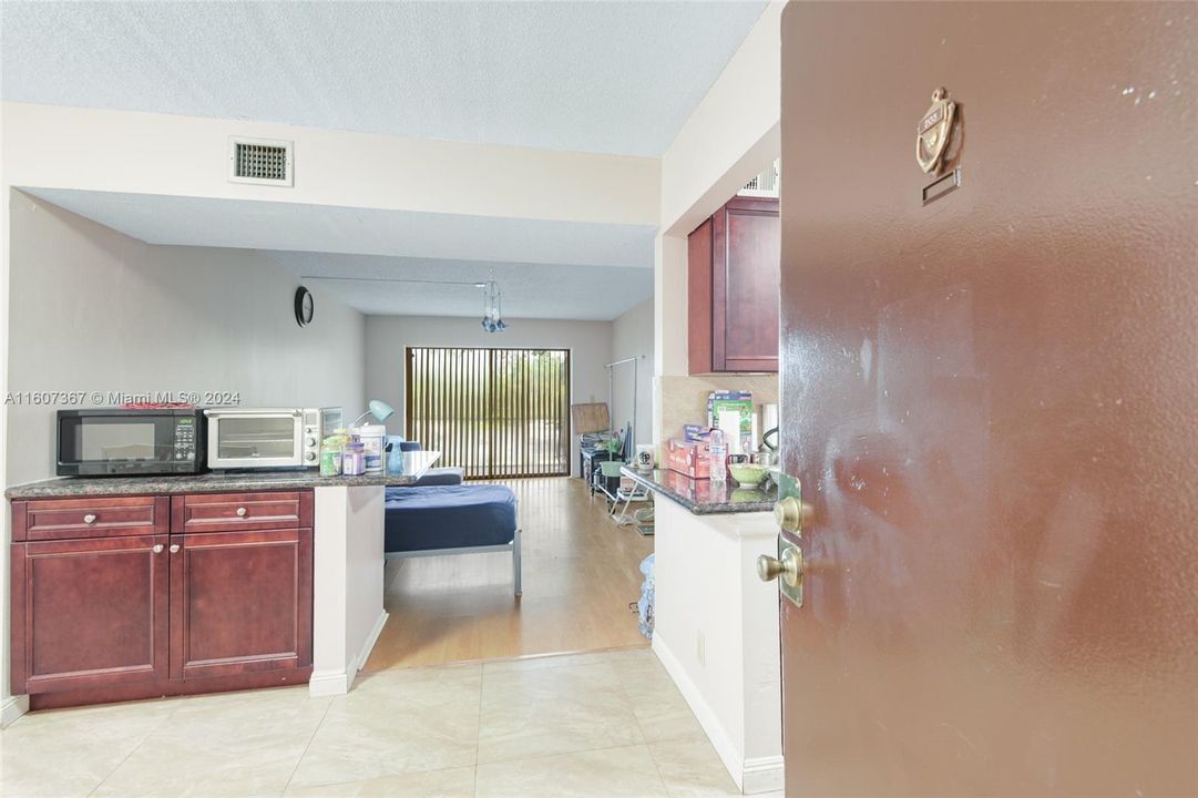 For Sale: $235,000 (2 beds, 2 baths, 936 Square Feet)