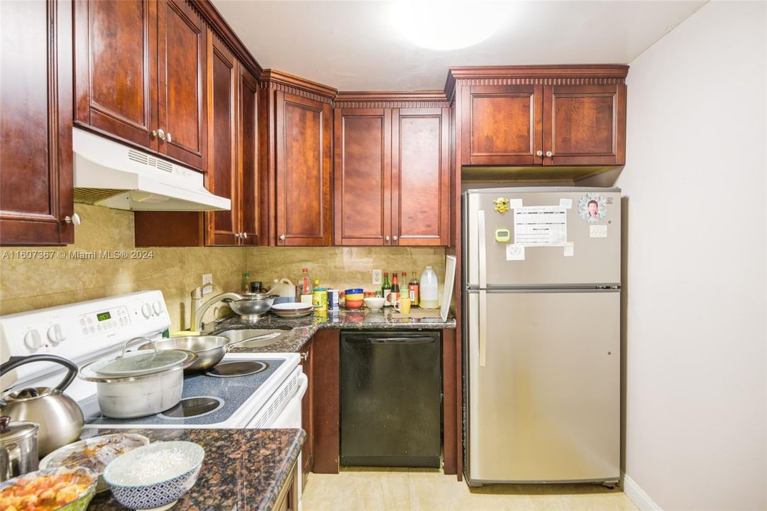 For Sale: $235,000 (2 beds, 2 baths, 936 Square Feet)